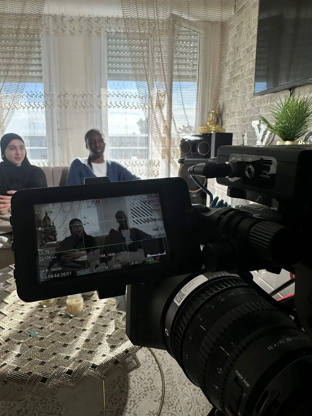 Deux personnes interviewées face à la caméra, dans la lumière d'une fenêtre