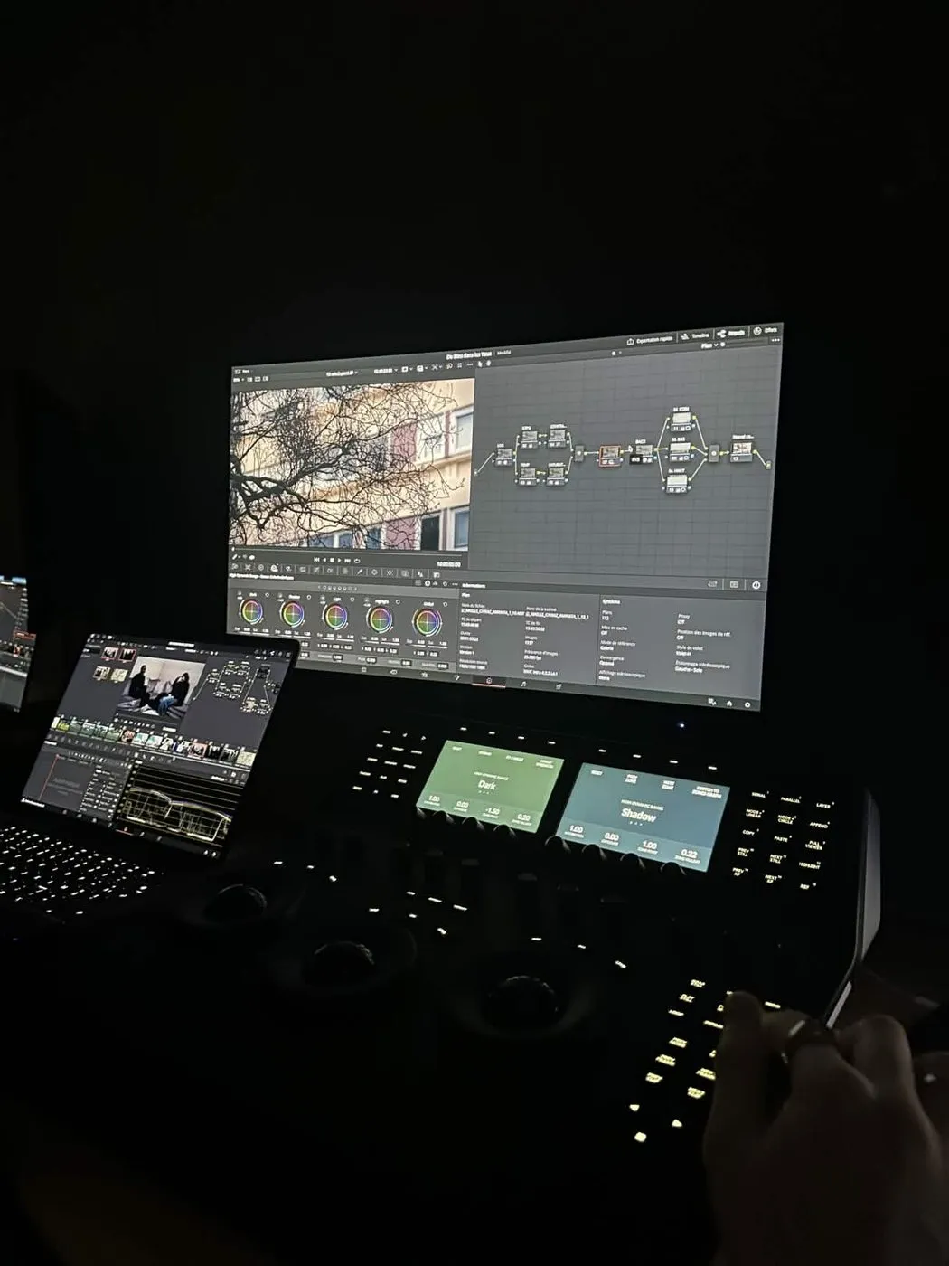 Station d'étalonnage dans la pénombre, moniteur et surface de contrôle