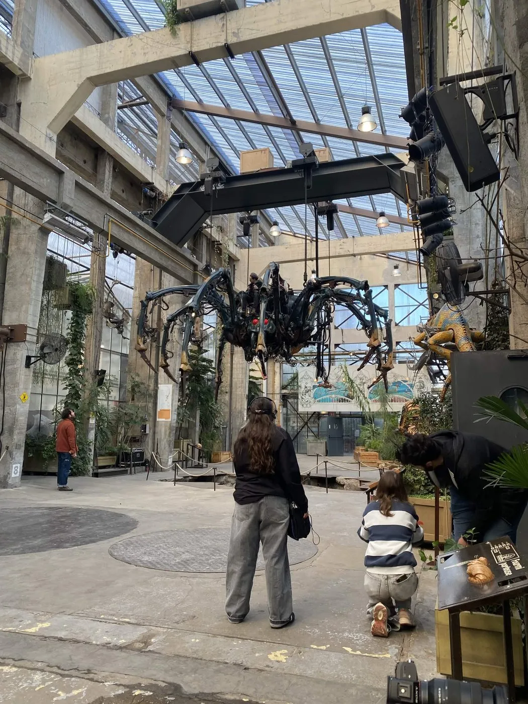 Une grande machine articulée des Machines de l'Île sous la verrière de l'atelier