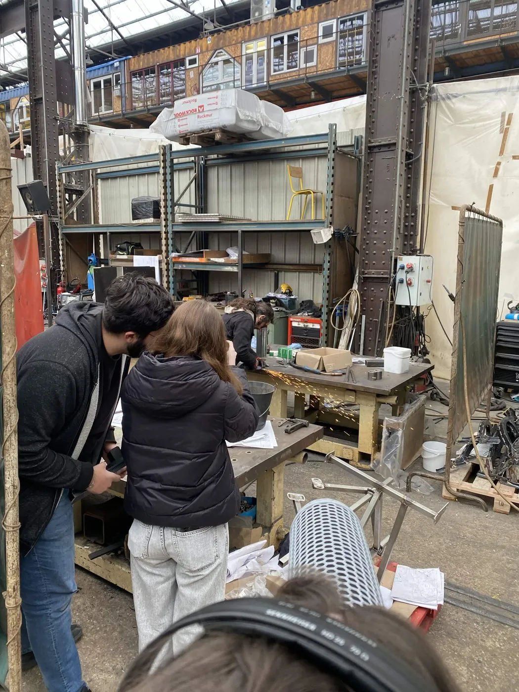 L'atelier des Machines de l'Île, des membres de l'équipe au travail